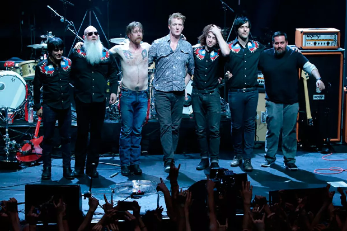 Para esta ocasión y a diferencia del show en el Bataclan, Josh Homme, líder de los Queens of The Stone Age, estuvo presente en el concierto.