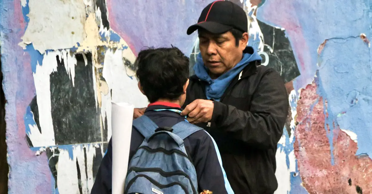 "Es un golpe bajo y no tengo idea que haré con mi hijo": padres enfurecen con la SEP por adelanto de vacaciones 2026