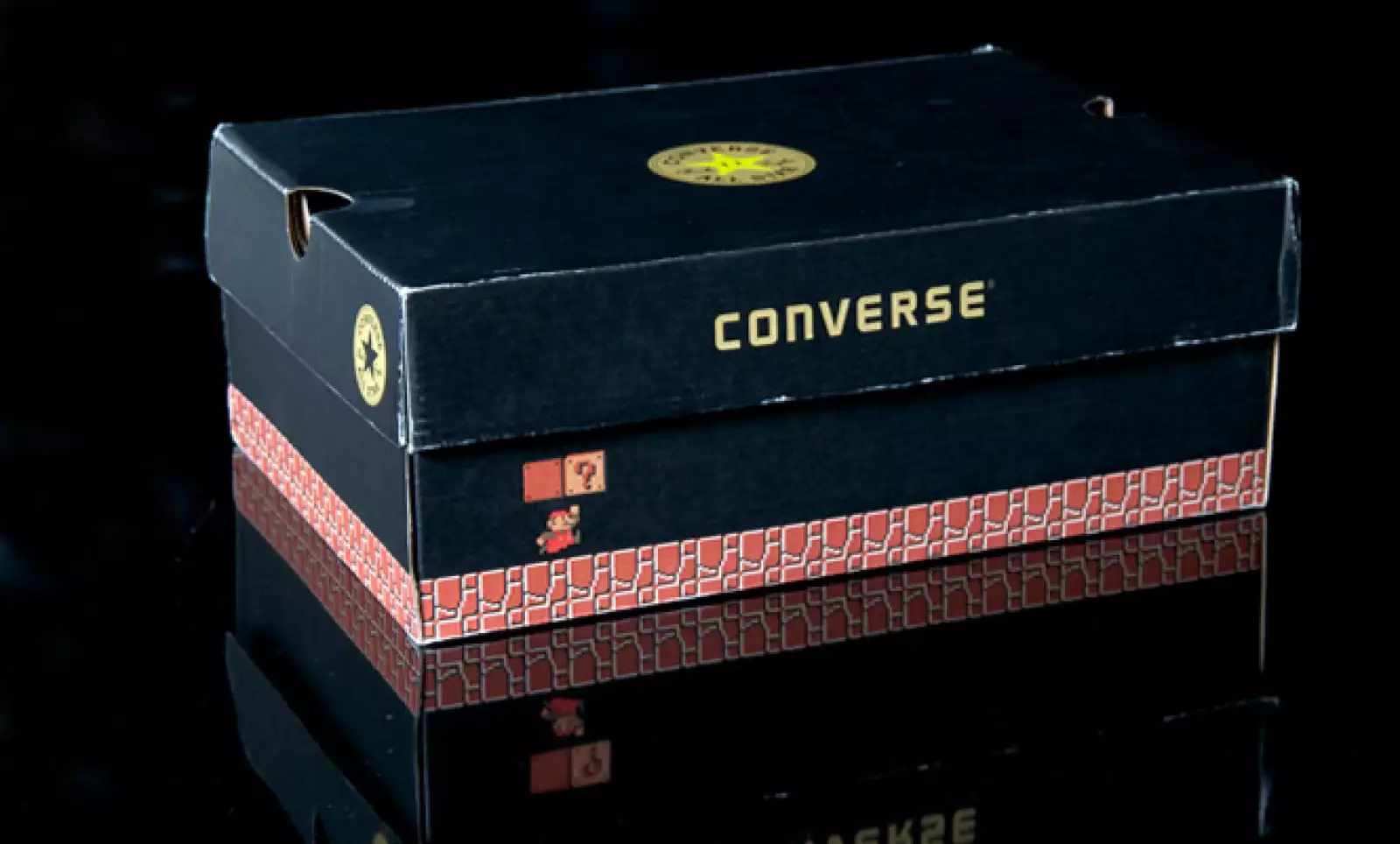 Hasta la caja del calzado tiene detalles del videojuego.