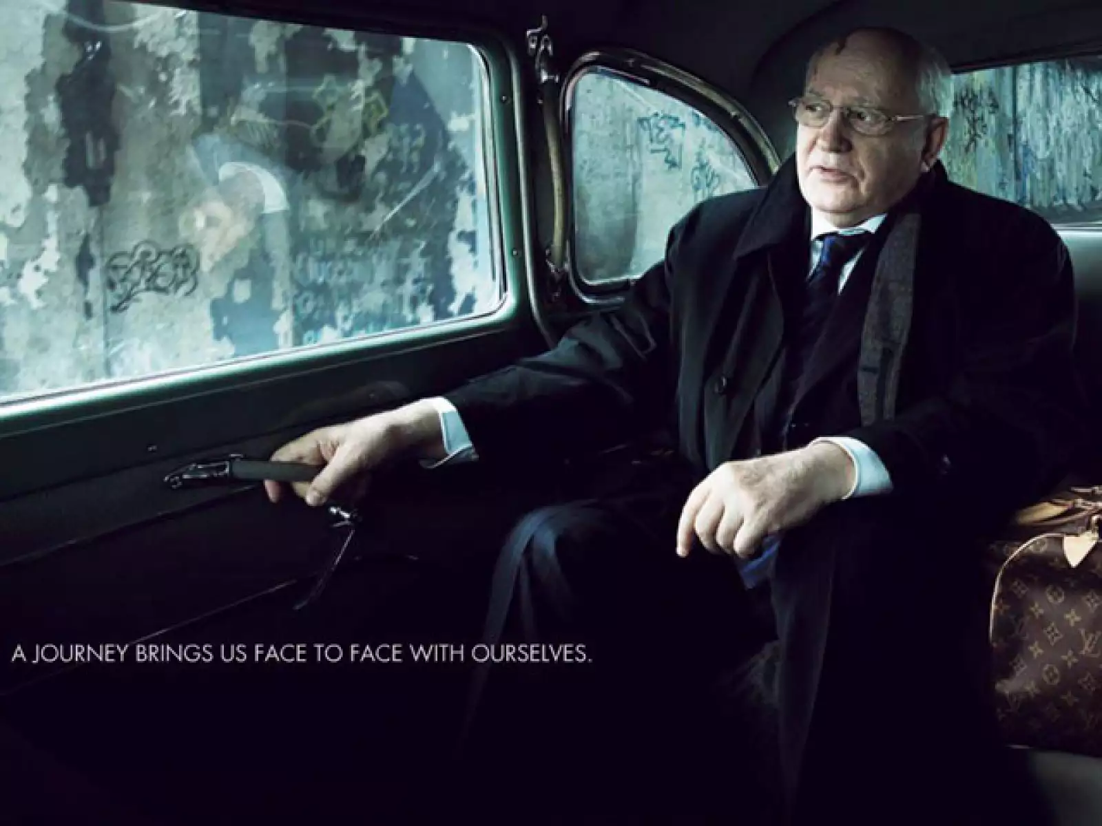 También trabaja para la marca de moda Louis Vuitton y ha logrado captar imagens inolvidables en sus campañas. Aquí el político ruso Mijaíl Gorbachov sentado dentro de un automóvil con los restos del Muro de Berlín al fondo.