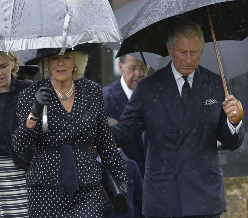 Carlos y Camilla se protegieron de la lluvia a su salida de la iglesia, posteriormente se dirigieron a una reunión privada.