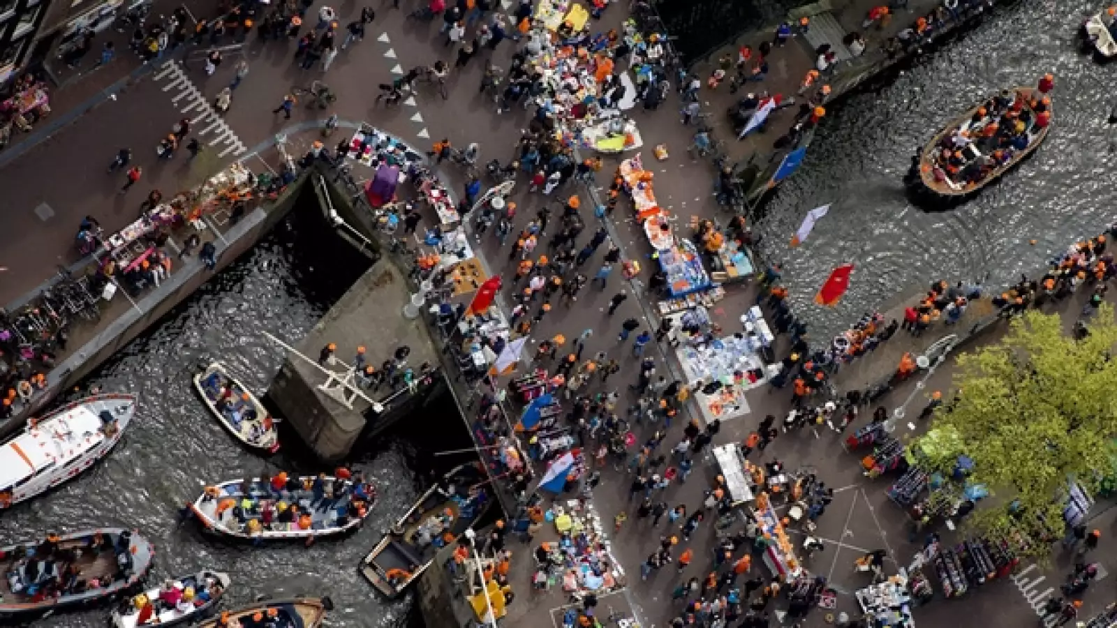Holandeses celebran en barcos la coronacion