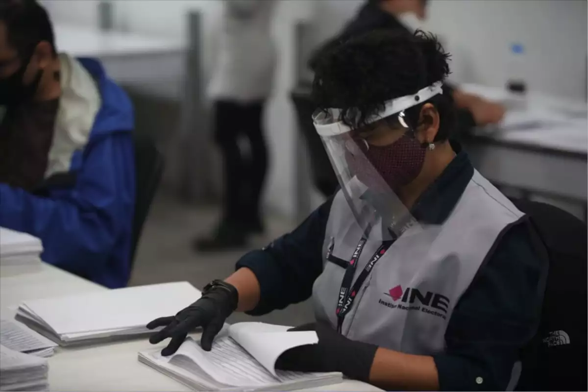 Personal del INE continúa con la revisión y cuantificación de las firmas para la consulta ciudadana para enjuiciar a los ex Presidente de México.