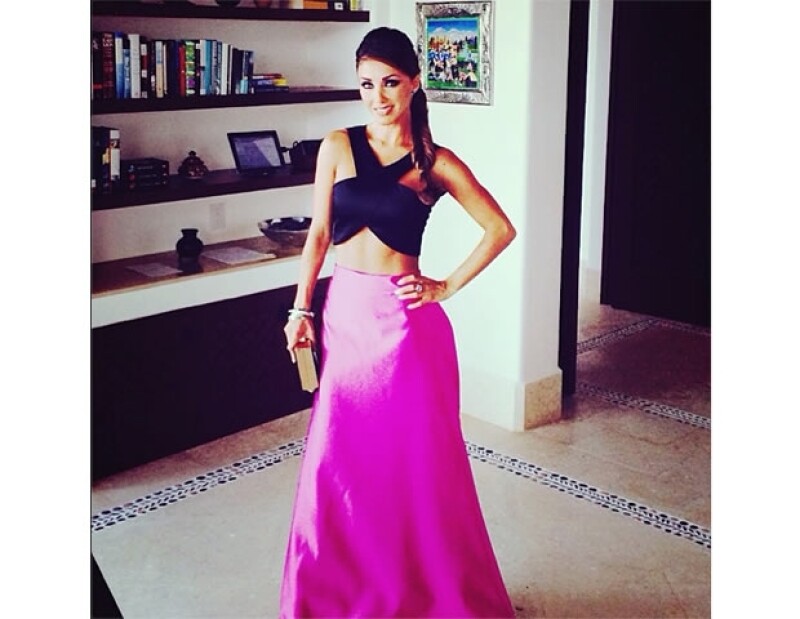 Anahí antes de partir al evento, se tomó unos minutos para compartir su increíble look en sus redes sociales.