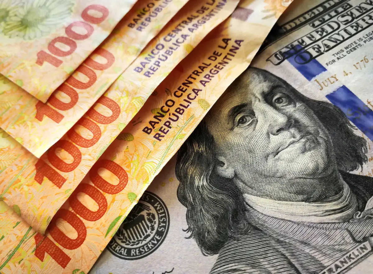 El peso extendió hoy sus ganancias frente al dólar después de que el banco central mantuvo sin cambios su tasa referencial en un máximo histórico del 11.25% y elevó sus expectativas de inflación, mientras que la bolsa subió por segunda jornada.