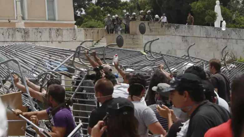 La policía antidisturbios disparó salvas de gases lacrimógenos para hacer retroceder a los manifestantes, que agredían a los agentes con botellas y basura.