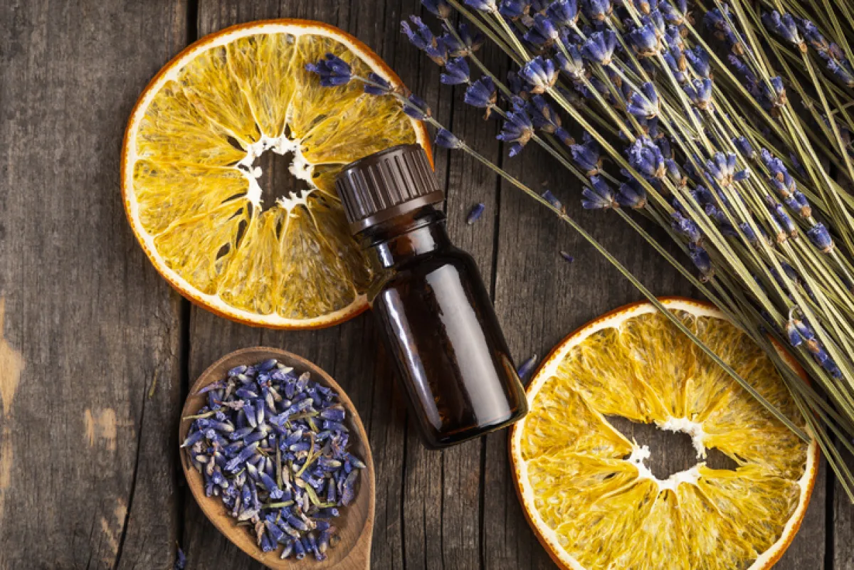 Aceite esencial y natural de naranja.