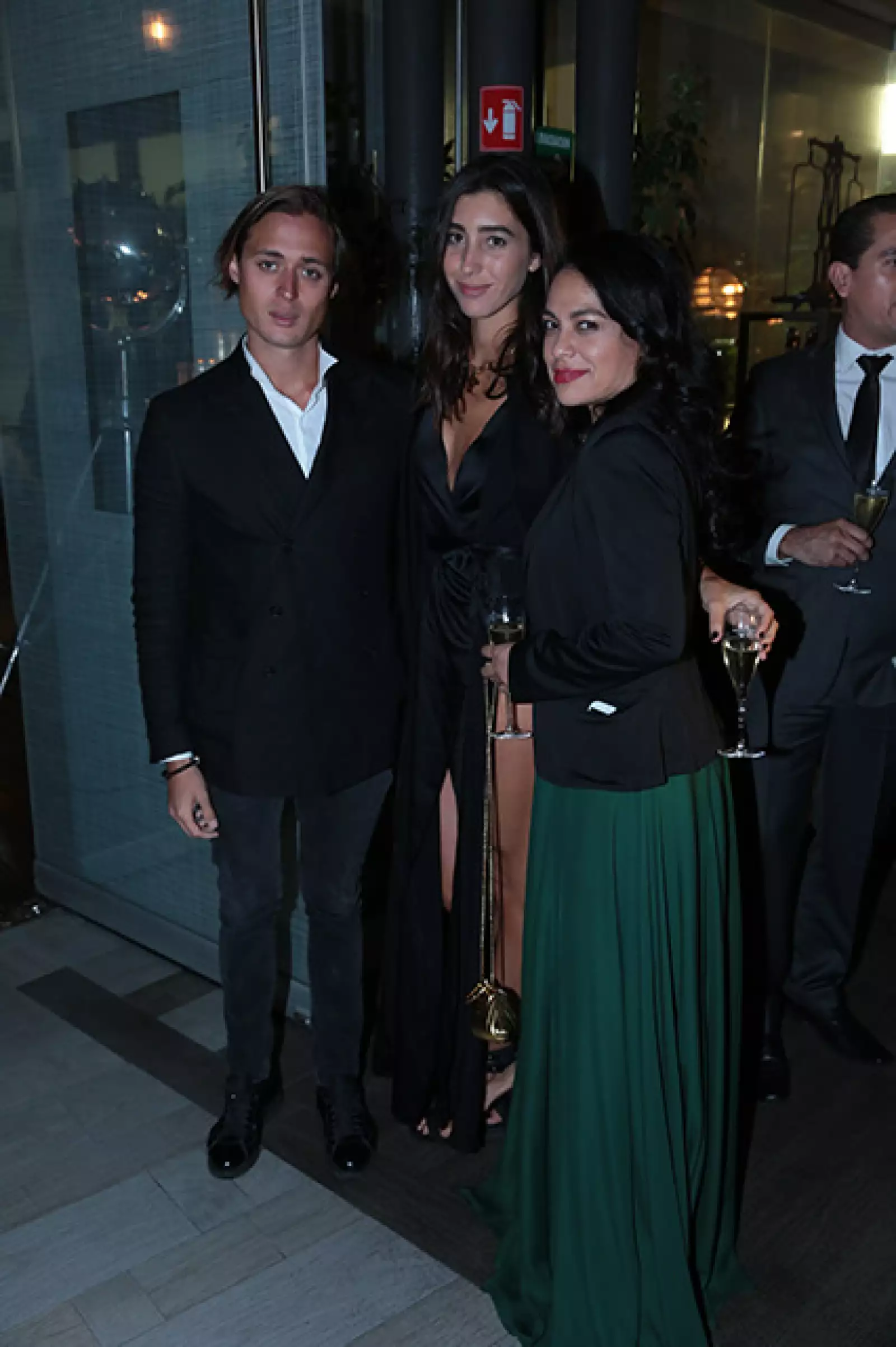 Alex Anderson,Chloe Amutio,Giovanna Sacarías