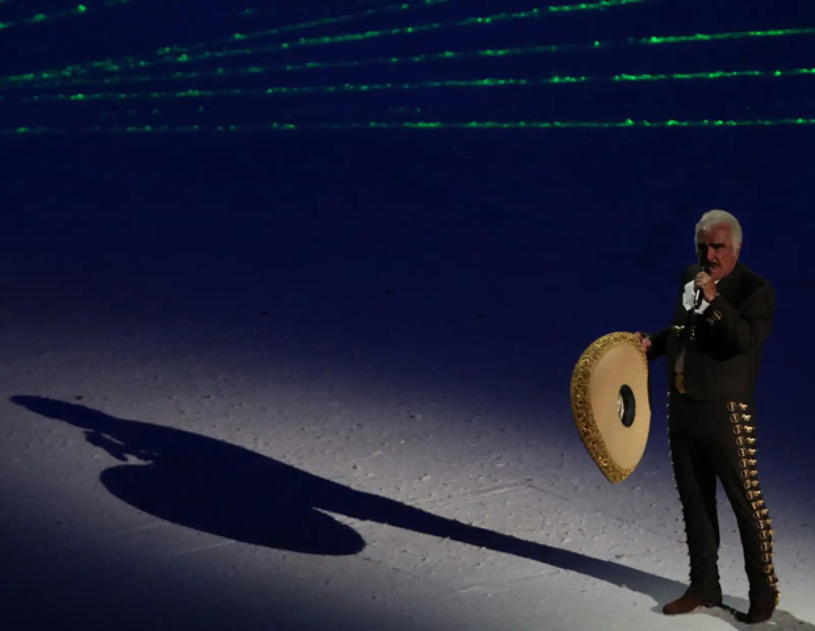 Vicente Fernández fue el encargado de abrir la inauguración de los Juegos Panamericanos al entonar el himno nacional.