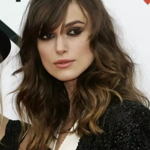 La británica Keira Knightley cambia de peinado para cada ocasión, pero nunca modifica su color. Con fleco y maquillaje le pone el toque sexy a su look.