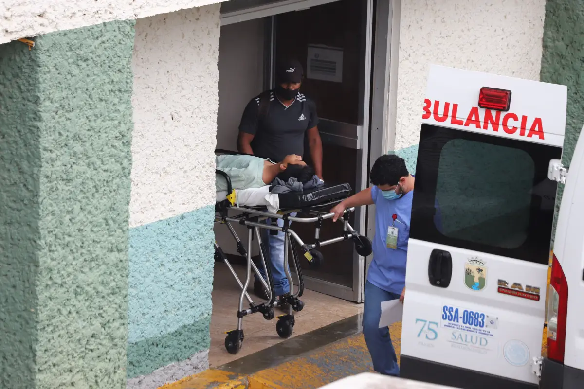 Continúan hospitalizados varios alumnos de la secundaria Juana de Asbaje, cuyos padres afirman que fue por intoxicación por cocaína, mientras que las autoridades sanitarias del Hospital Rural de IMSS lo niegan.