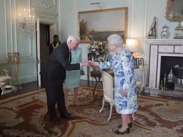 reina reverencia obligación