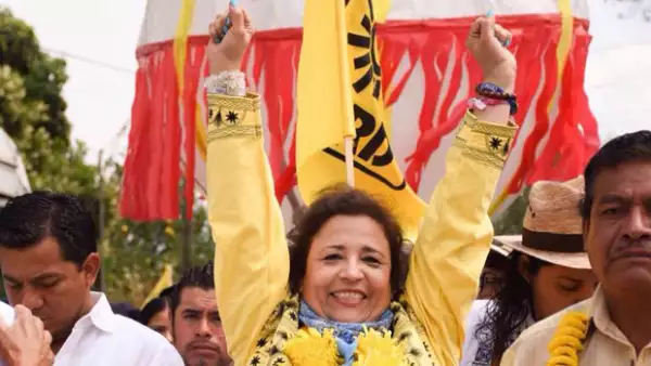 Silvia Guillesen. La esposa del abanderado del PAN-PRD en Oaxaca porta siempre un paliacate amarillo en sus eventos.