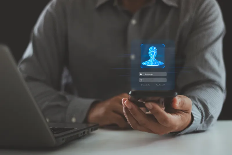 Usuario utiliza CURP digital. Foto: iStock. 