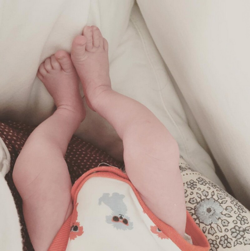 La actriz compartió esta imagen de los pies del pequeño Andrés.
