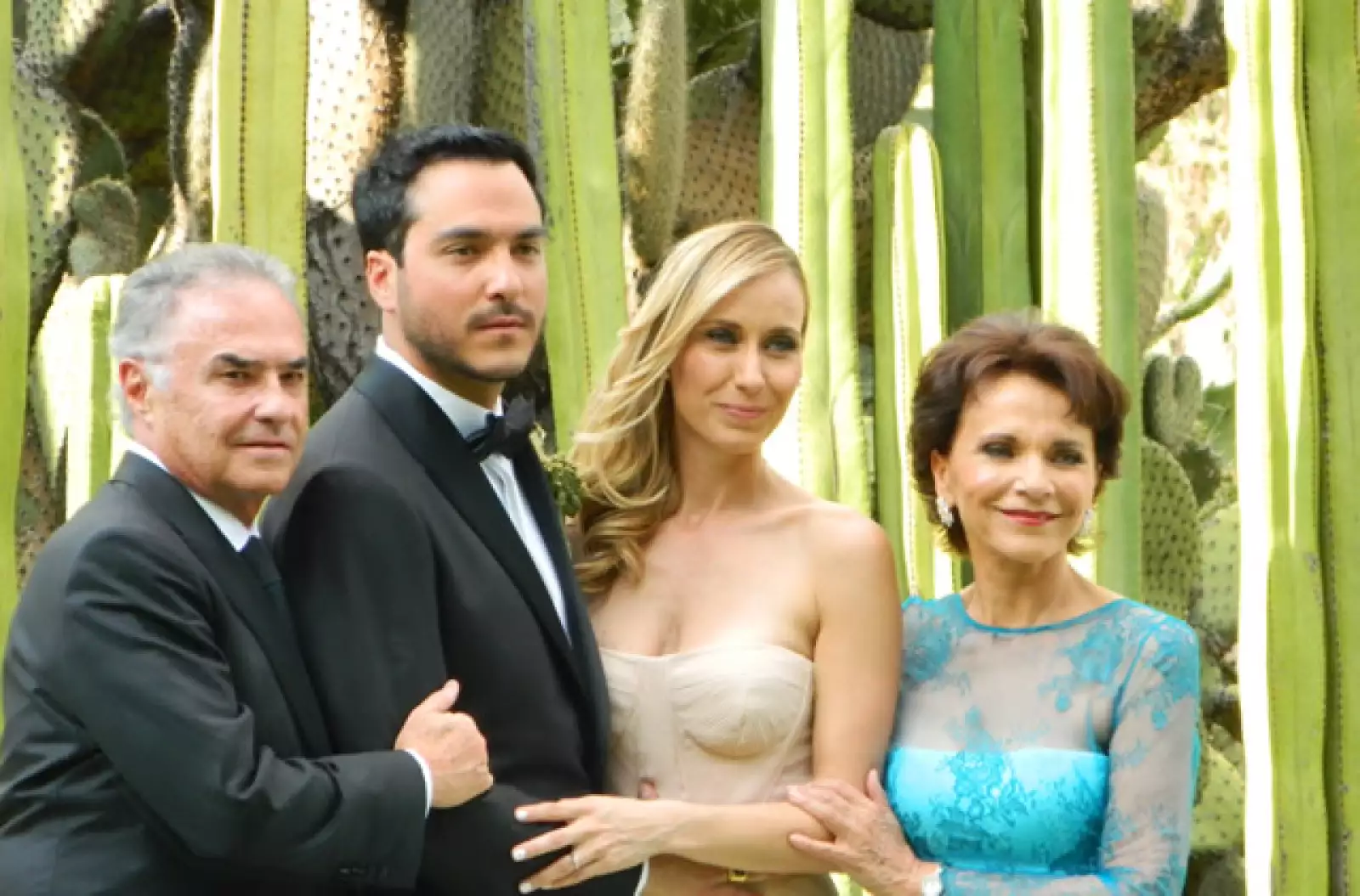 Rodrigo y Manne con los papás de él, Álvaro Dávila y Pati Chapoy.