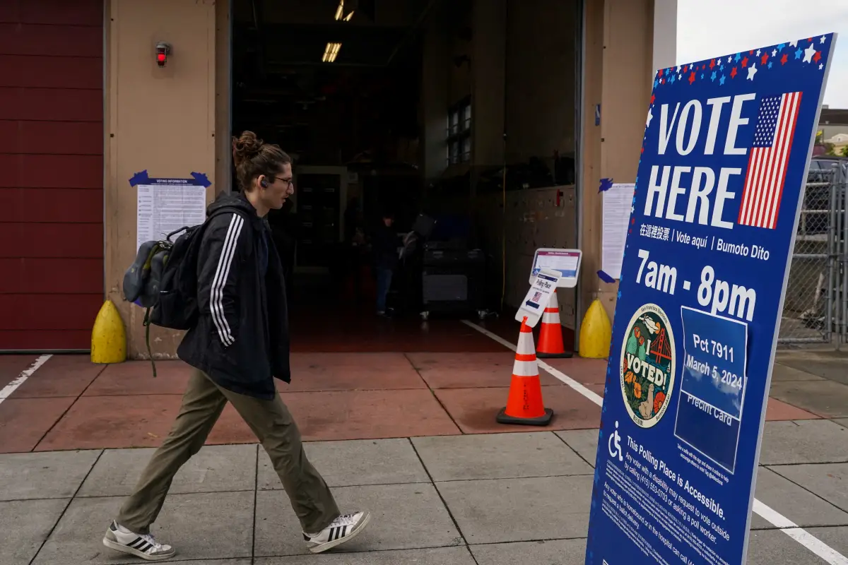Una persona pasa por un colegio electoral establecido dentro de una estación de bomberos durante las elecciones primarias del Súper Martes en San Francisco, California, EE. UU. 5 de marzo de 2024.
