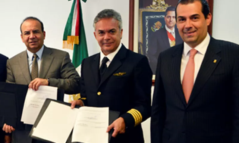 En el acuerdo participaron el secretario del Trabajo, Alfonso Navarrete (i), el líder de ASPA, Carlos Díaz Chávez Morineau (c), y el director de Aeroméxico, Andrés Conesa (d). (Foto: Cortesía de la Secretaría del Trabajo federal)