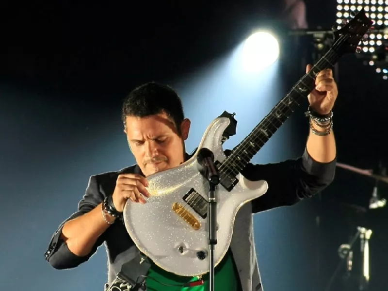 El cantante español no deja de expresar lo hermoso de aquel país en su cuenta de Twitter, mientras se prepara para cerrar su gira `Paraíso Express´.