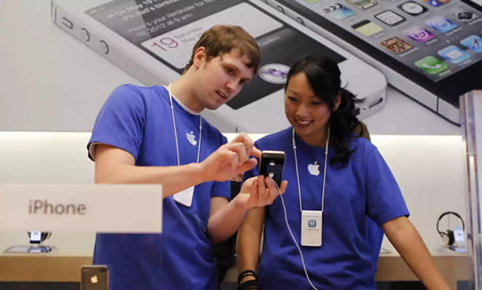 Cuando se les preguntó cuál sería la primera función que usarían del iPhone 4S, Mosca contestó: "Preguntar dónde está Steve", refiriéndose al software activado por voz "Siri" que trae el teléfono.