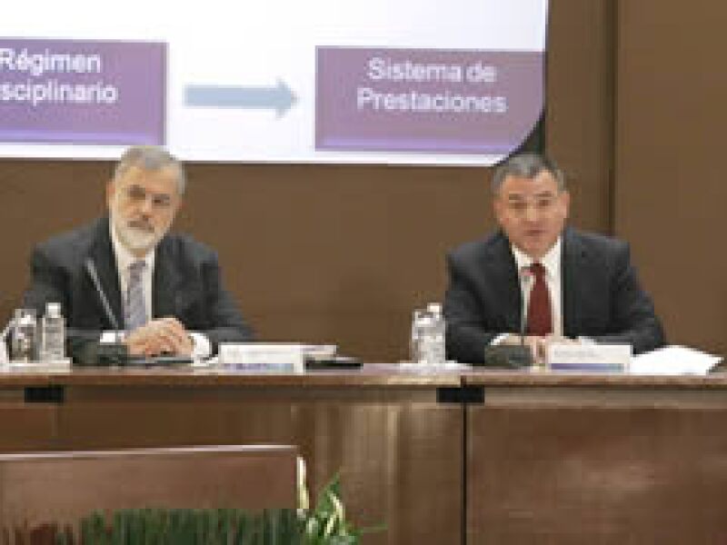 El titular de la Secretaría de Seguridad Pública (derecha), detalló la apertura de 12 penales federales. (Foto: Notimex)
