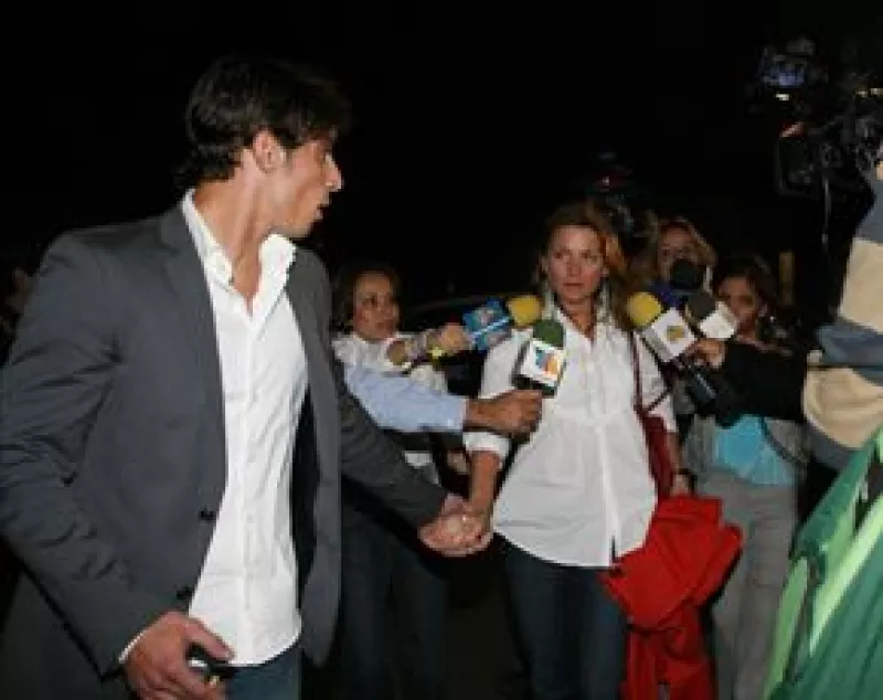 Los actores manifestaron su enfado porque a varios meses de haber dado a conocer su noviazgo, insisten en preguntarles sobre el tema.