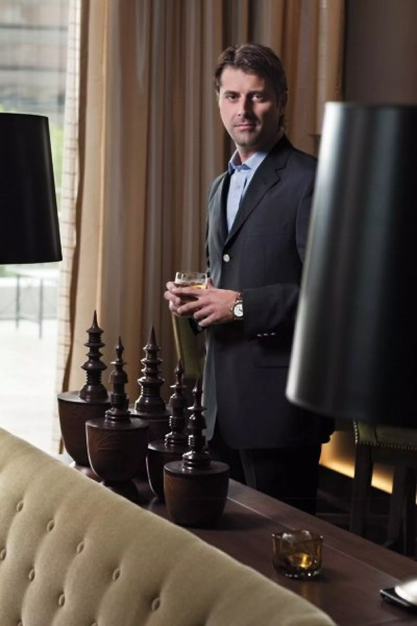 Tiene una gran adicción: las computadoras, los iPods (en los que no puede faltar la música de Coldplay) y los zapatos Prada, que pueden llegar a ser su perdición.