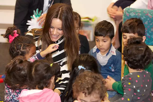 Los niños rodearon a Sofía, quien se mostró muy atenta con ellos.