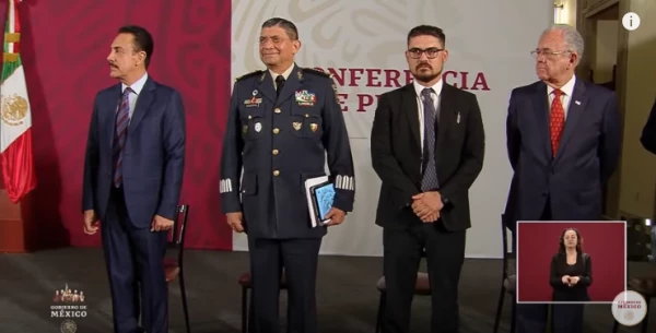 El gobernador Omar Fayad junto a altos funcionarios del gabinete de López Obrador el 18 de marzo, 10 días antes de dar positivo a COVID-19.