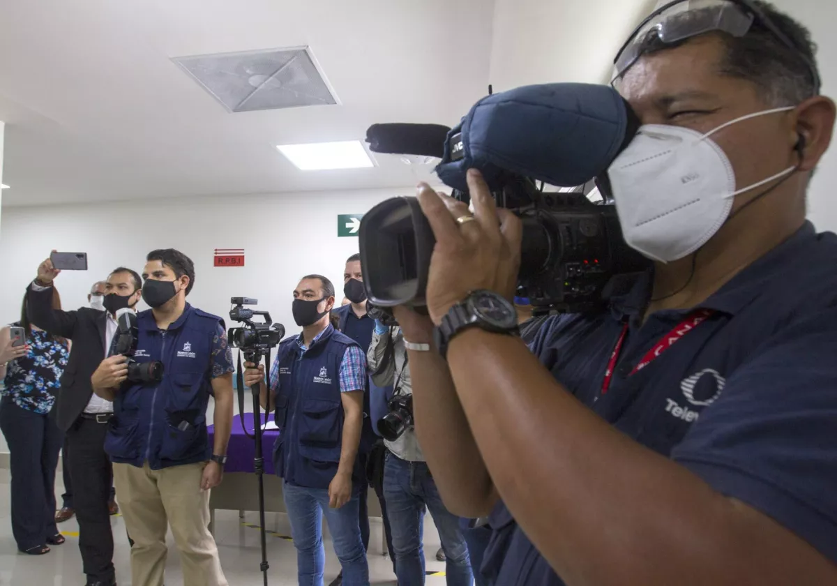 MONTERREY, NUEVO LEÓN, 04JUNIO2020.- Un brote de contagio por Covid-19 se presentó en al menos seis periodistas de distintos medios de comunicación que cubren la fuente de gobierno del estado. Otros representantes de prensa se encuentran en la espera de resultados. Hasta el momento el estado cuenta con 129 decesos y 3mil 253 contagios.
FOTO: GABRIELA PÉREZ MONTIEL /CUARTOSCURO.COM