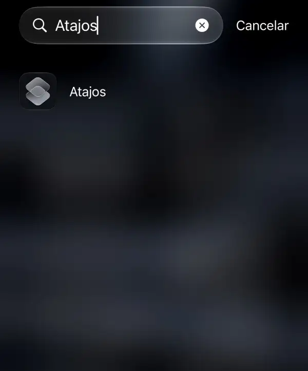 Pantalla general de aplicaciones del iPhone. El recuadro señala la aplicación de Atajos.