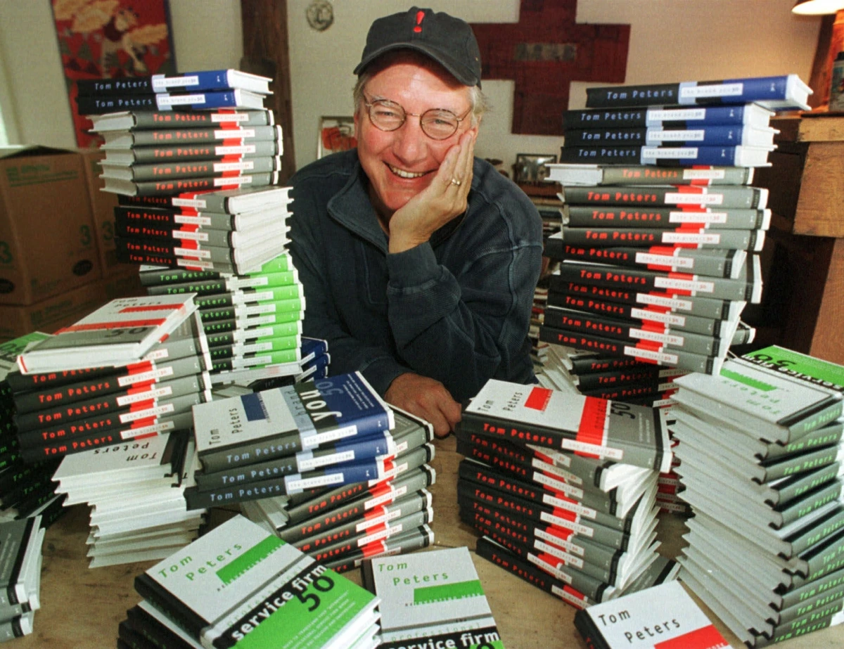 Tom Peters escribió el libro In Search of Excellence, uno de sus mayores éxitos en 1982. Aquí en una firma de autógrafos en 1999. (Foto: AP)