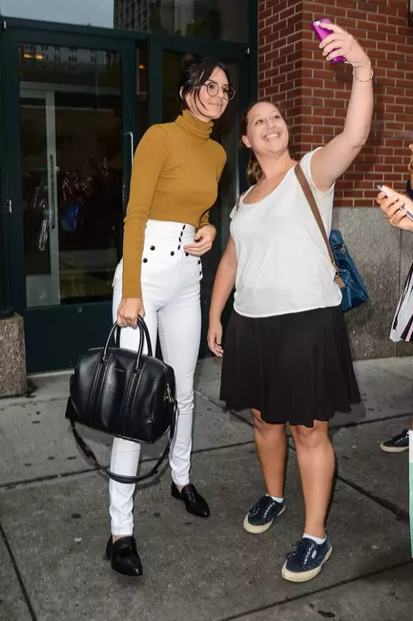 Kendall accedió gustosa a tomarse selfies con los fans que la reconocieron.