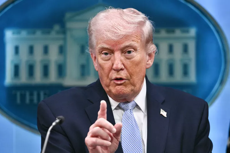 El presidente de los Estados Unidos, Donald Trump, habla sobre el conflicto en Irán en el James S. Brady Press Briefing Room de la Casa Blanca el 6 de abril de 2026, en Washington, DC.