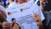 Dos manos de un niño sostienen un sobre blanco con la imagen de Rita Cetina y con el texto: En el Gobierno de México.jpg