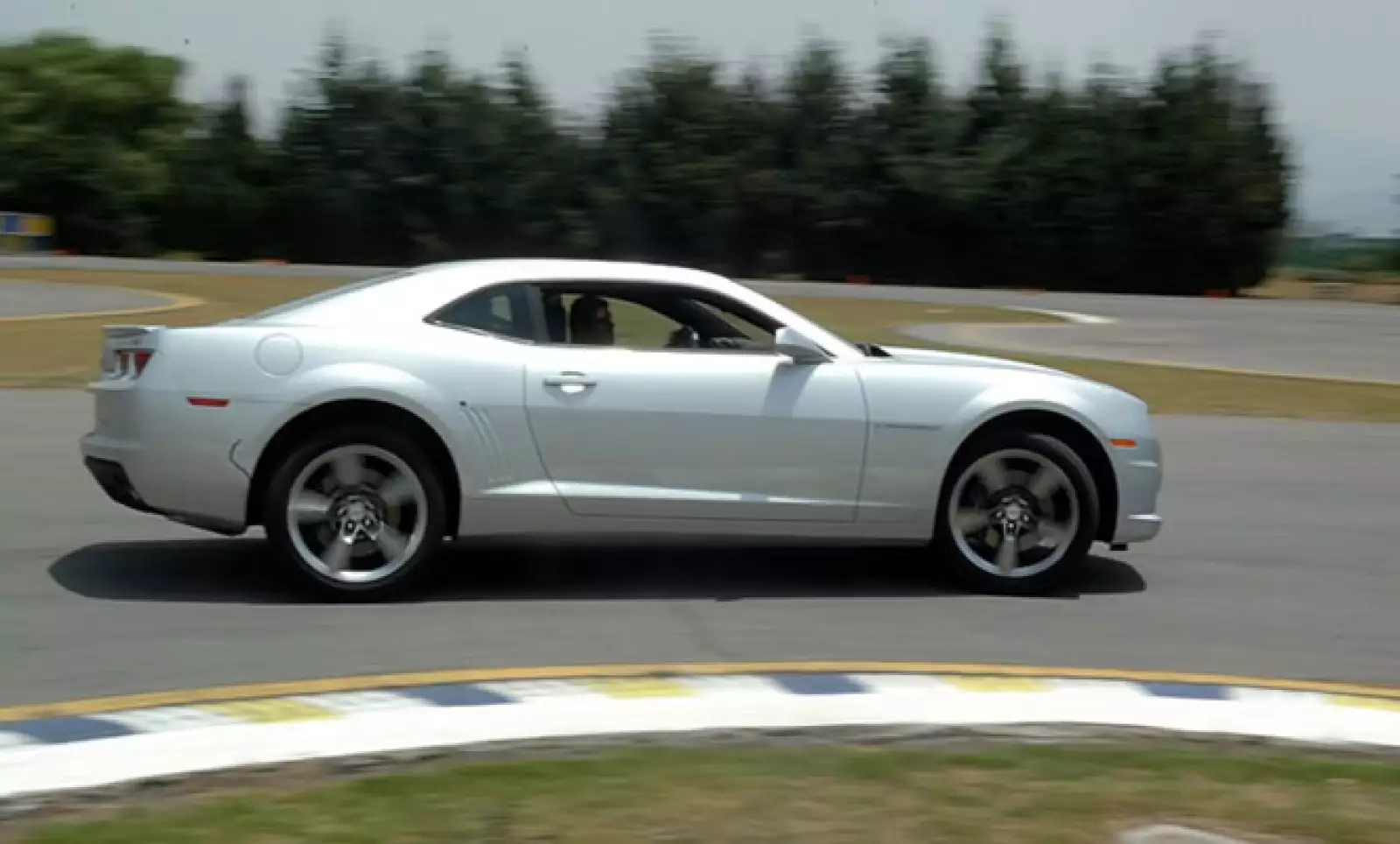 La tracción es de las ruedas traseras es una de las más efectivas del mercado ya que emplea la plataforma de los General Motors australianos, mejor conocida como Zeta, con un doble agarra la superficie.