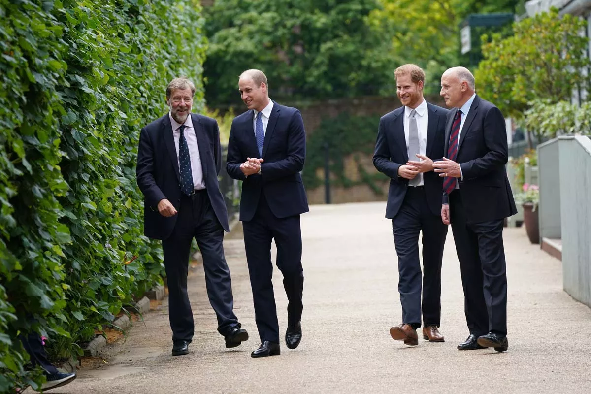 Aquí los hijos de Lady con con Rupert Gavin, presidente de los palacios reales históricos (izquierda) y Jamie Lowther-Pinkerton (derecha), ex secretario privado del duque y la duquesa de Cambridge y del príncipe Harry, que formaba parte del comité de la estatua.