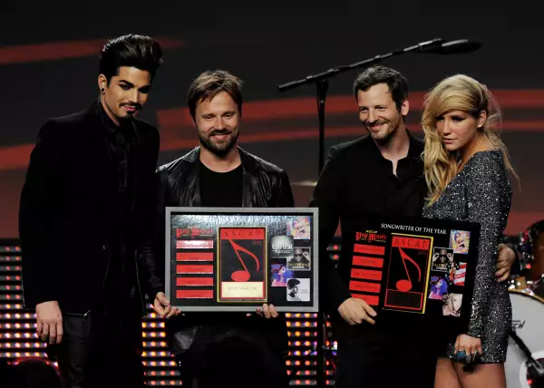 Kesha y su equipo de producción
