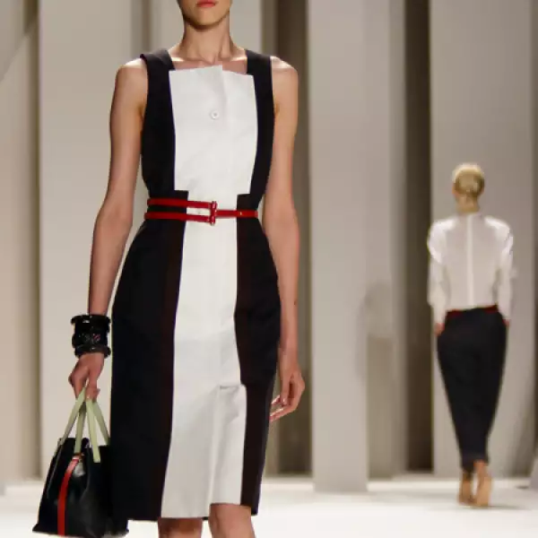 Siluetas monocromáticas remitieron a prendas de los años 80.