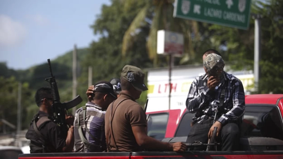 Elementos de la Fuerza Rural y Estatal durante un operativo en Lázaro Cárdenas, Michoacán, para dar con Servando Gómez ?la Tuta?