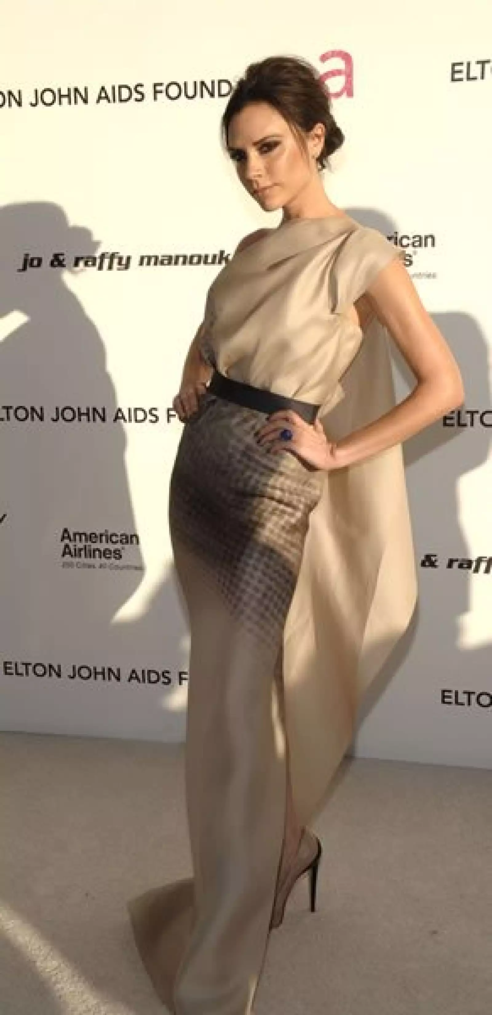 Siempre impecable, Victoria Beckham es la imagen de la perfección. Nada nunca fuera de su lugar, ya sea en vestidos de diseñador o creados por ella misma, presumiendo una postura perfecta.