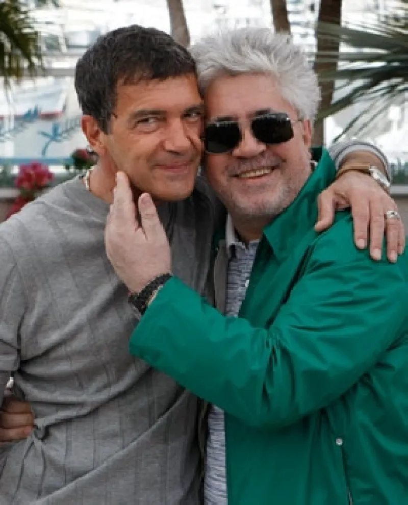 El actor español dijo en conferencia de prensa en Cannes que realizar `La piel que habito´ con el cineasta manchego es como regresar a sus origenes en la Madre Patria.