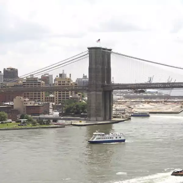 Nueva York te ofrece paseos tranquilos bajo los puentes de Brooklyn.