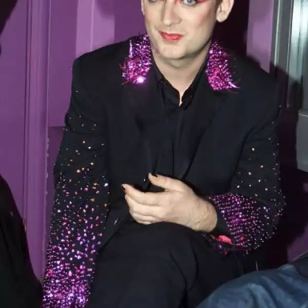 El cantante británico Boy George le gusta llevar un estilo muy extravagante al vestir y la mayoría de las veces usa lentejuelas, sombreros y se maquilla la cara.
