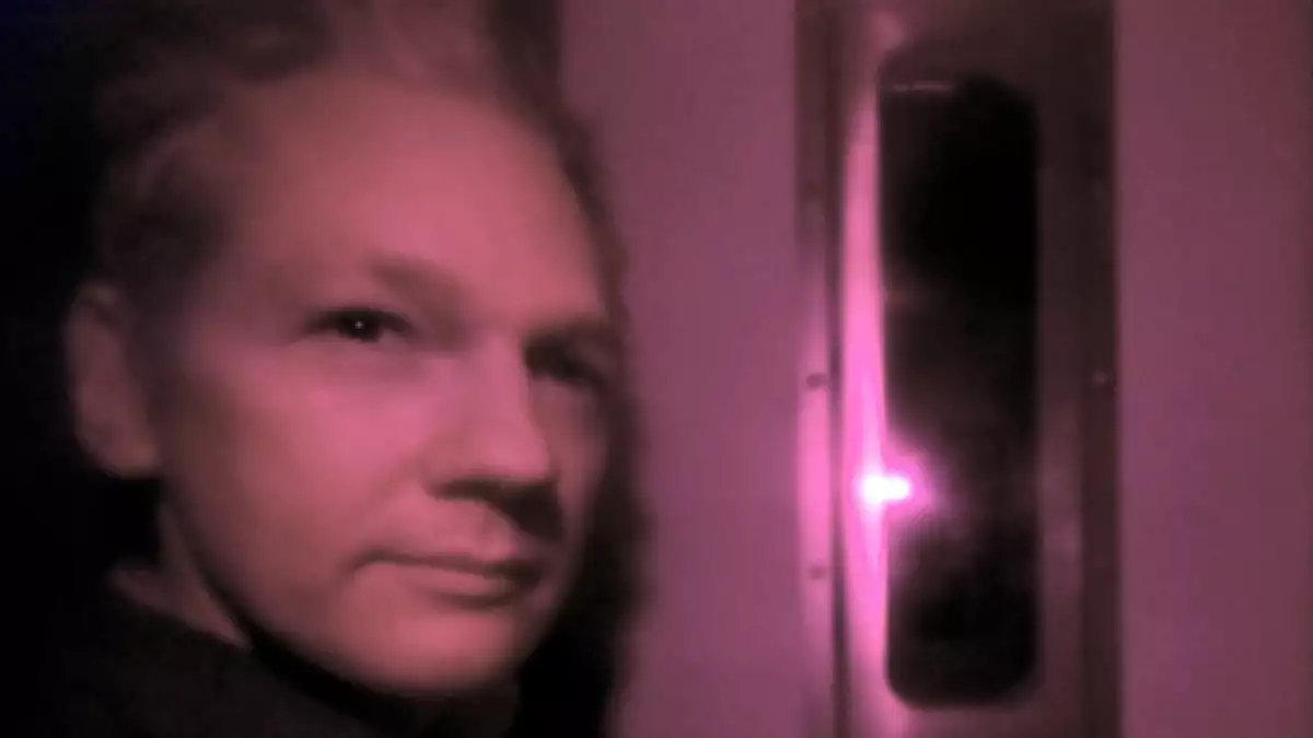 foto de assange en un auto de seguridad