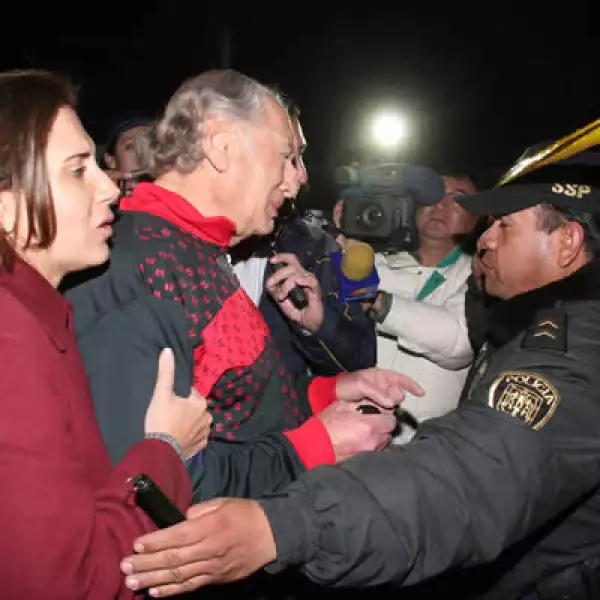 Familias de las víctimas llegan al lugar donde cayó el helicóptero.