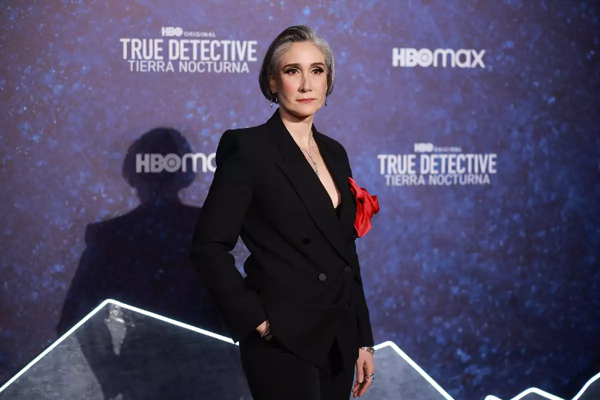 Foto de archivo de Issa López -vestida de traje sastre negro y una flor roja en el pecho- durante la presentación de True Detective en CDMX