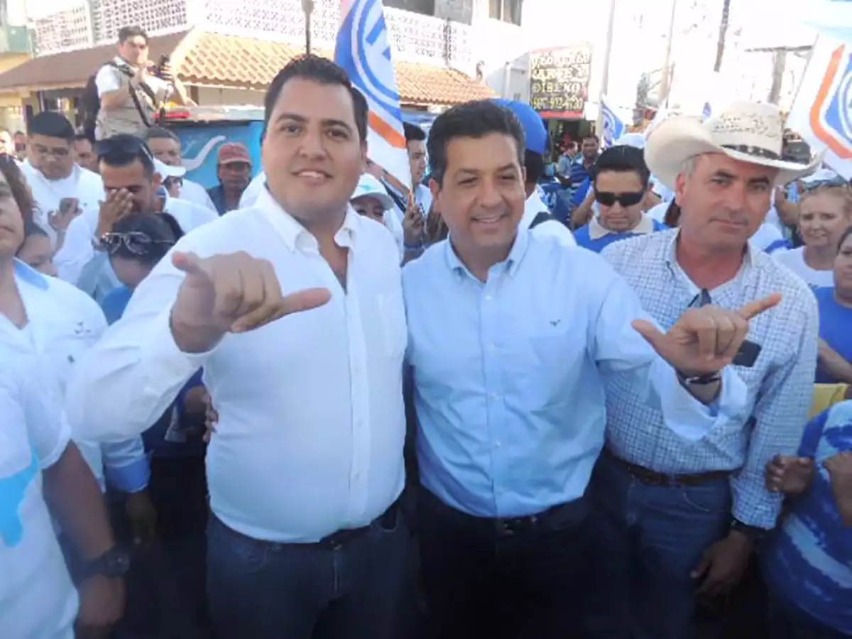Roberto Zelly Alvarado (izquierda) y el candidato Francisco García Cabeza de Vaca (derecha) durante una gira al norte del estado.