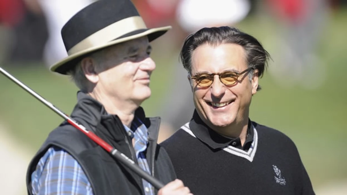 Andy Garcia platica con Bill Murray en el torneo Pro-Am