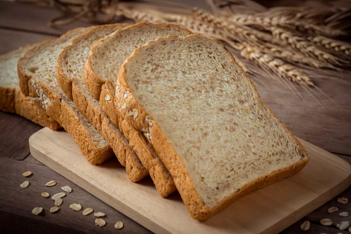 (Pan rebanado sobre una mesa)